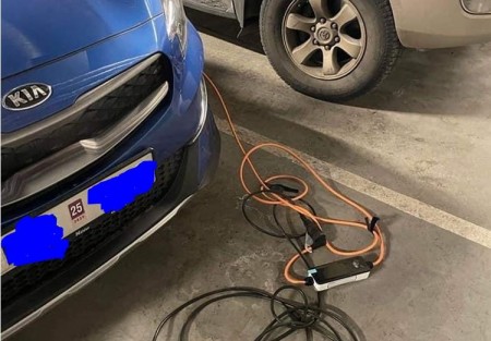 Rafbílar og umgengni í bílastæðishúsi í Sunnusmára